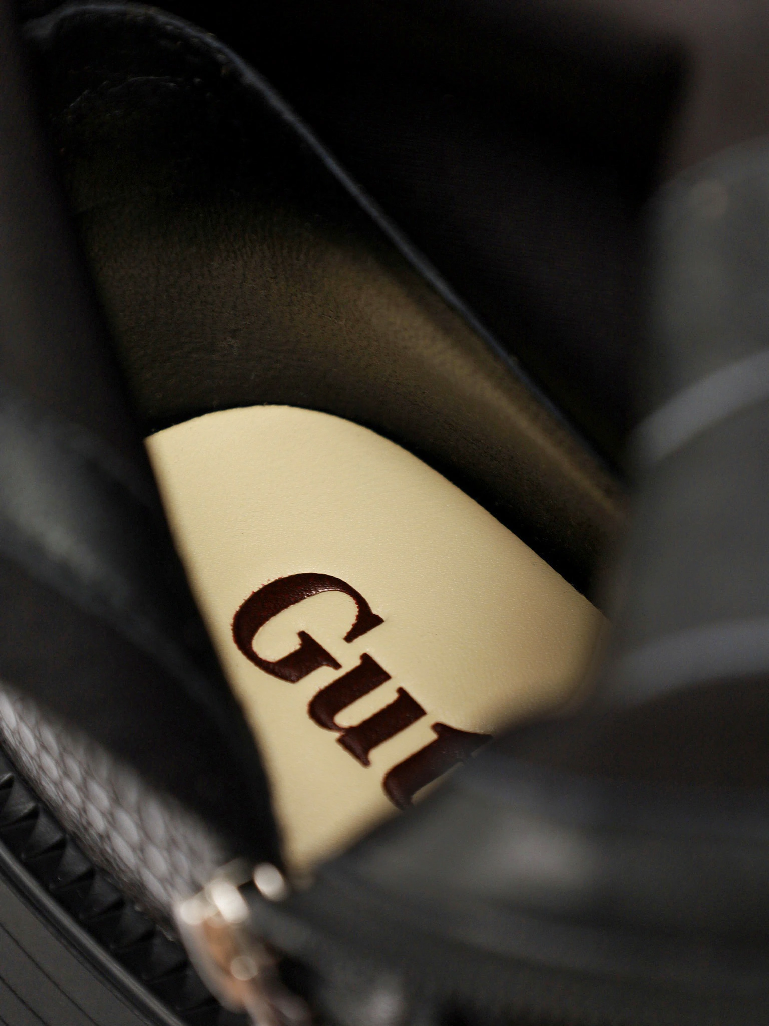 Ботинки черного цвета с декоративным замком на широком высоком каблуке